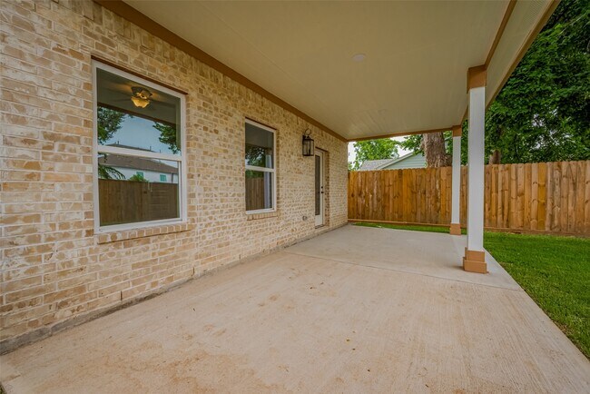 Building Photo - 2206 Hoskins Dr