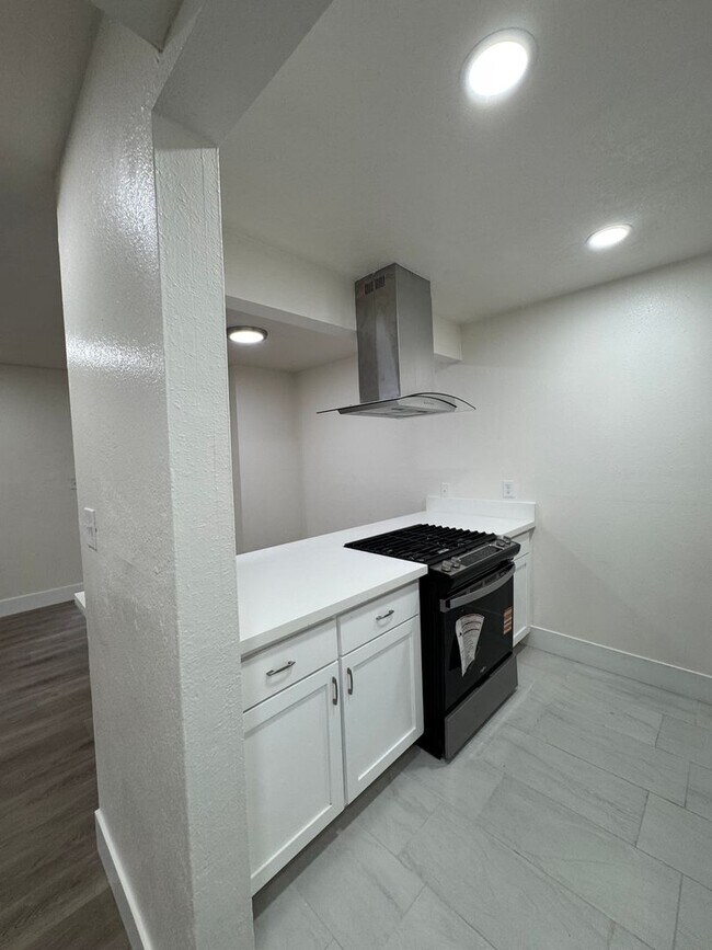 Building Photo - Downstairs 2 bed, 1 bath newly remolded unit rent ready!!