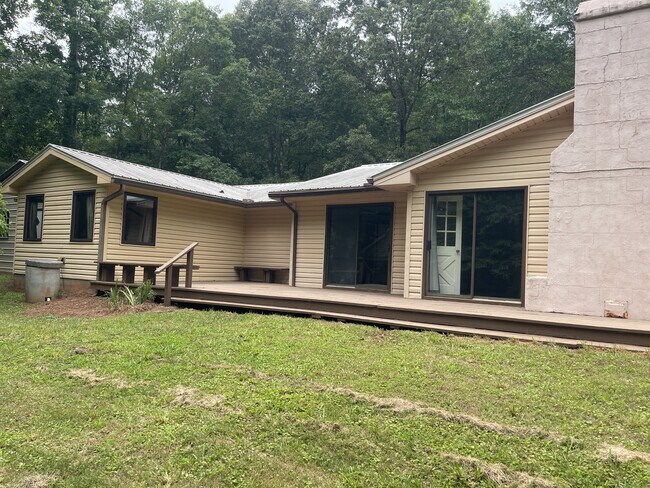 Building Photo - 170 Longview Dr
