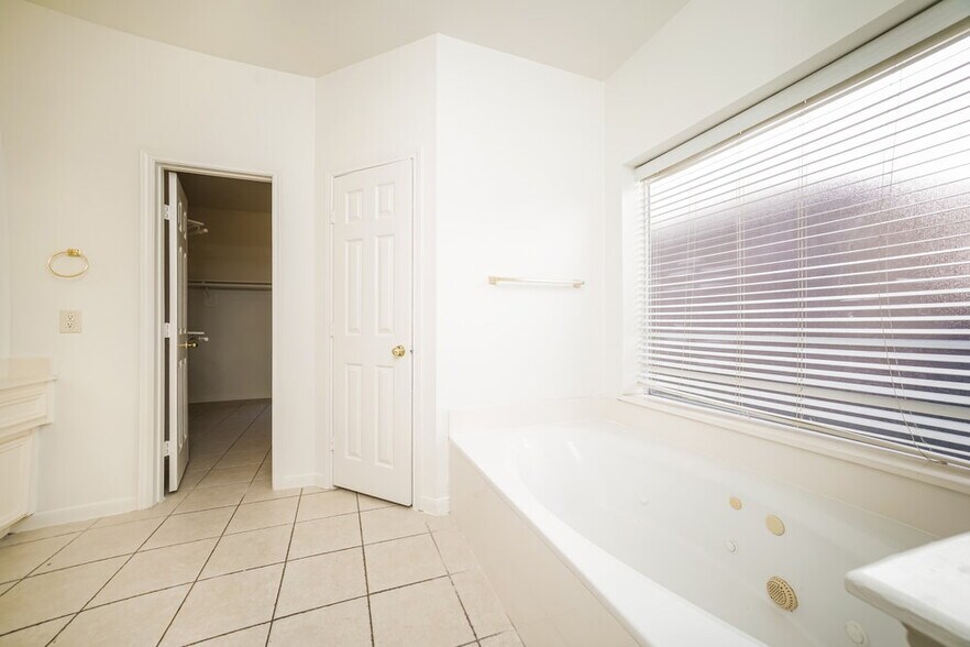 Building Photo - 11727 Newlands Ct