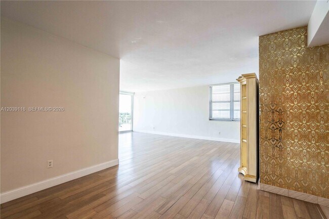 Building Photo - 9500 W Bay Harbor Dr