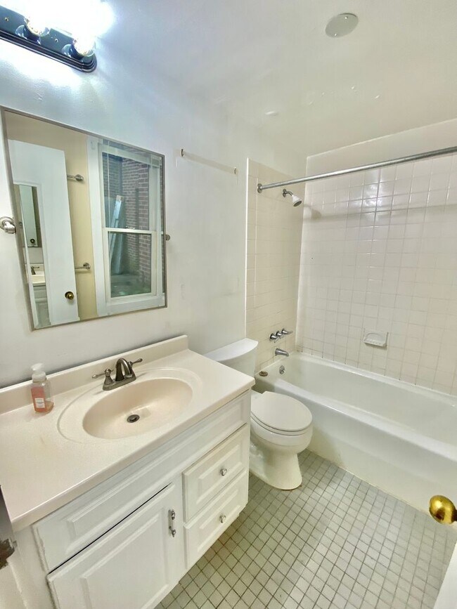 Building Photo - Dupont Circle 1 Bedroom Charmer with Patio, Fireplace, Central Air, Washer/Dryer!