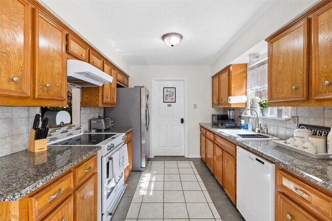 Building Photo - 117 E Park Dr