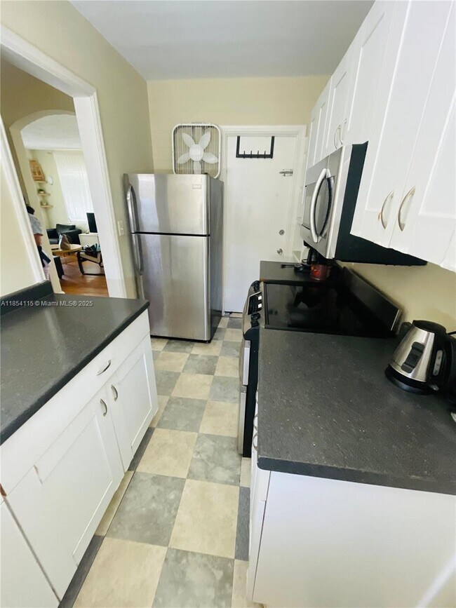 Building Photo - 39 Sidonia Ave
