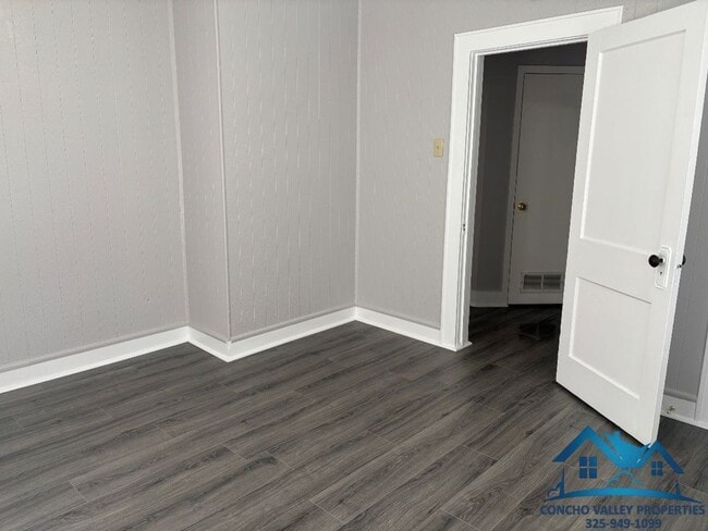 Building Photo - For Rent - 2 Bed/ 1 Bath Home