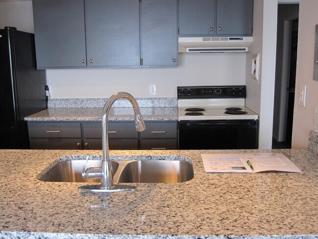 Building Photo - 820 Cliffs Dr