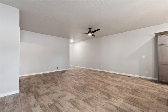 Building Photo - ? MOVE IN SPECIAL! ? $99.00 1st month rent...