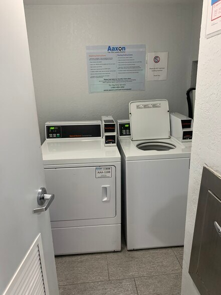 Laundry facilities - 3700 Galt Ocean Dr