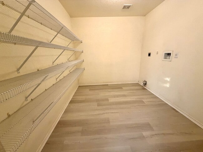 Building Photo - Spacious 3 Bed / 2.5 Bath Home with Large Yard & Lawn Care Included