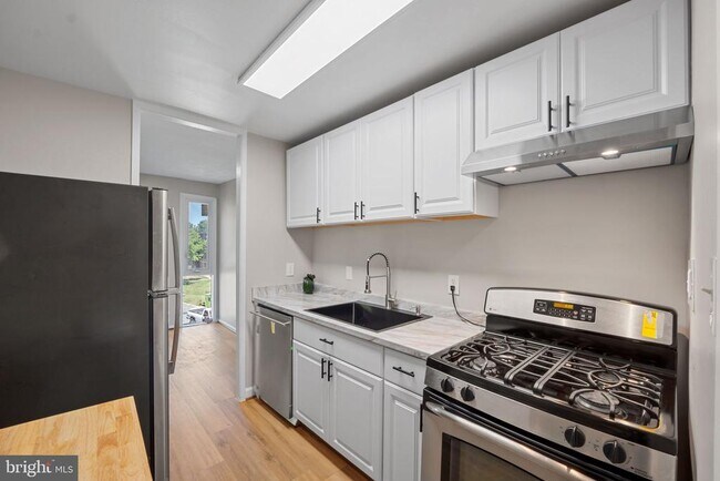 Building Photo - 7204 Donnell Pl