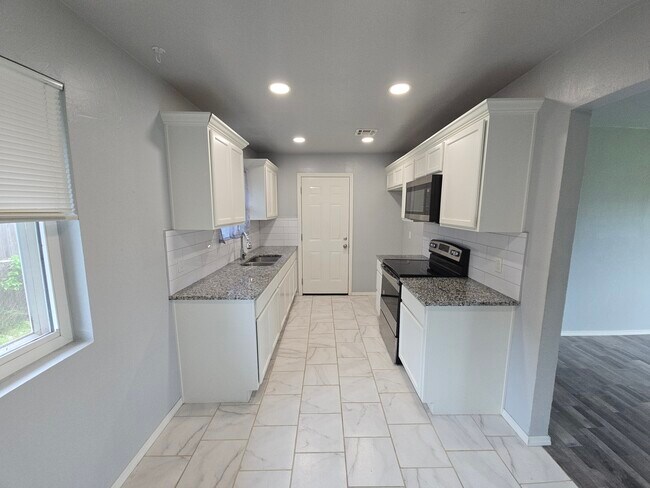 Kitchen with granite countertops - 1500 Regency Blvd
