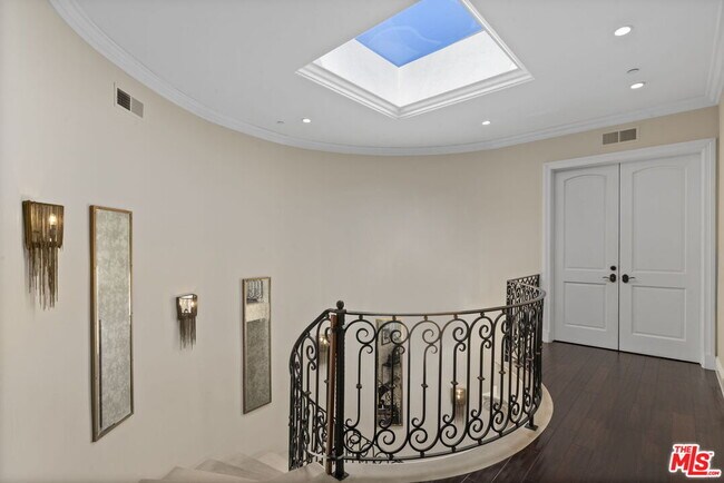 Building Photo - 1465 Robmar Dr