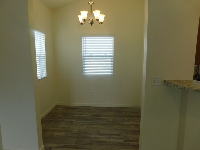 Building Photo - Walking Distance to Community