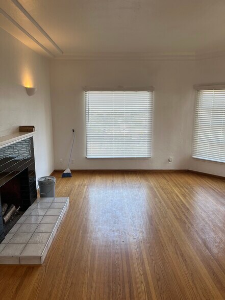 Living room - 1170 W Summerland Ave