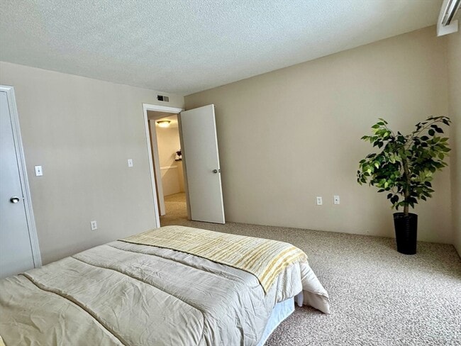 Building Photo - 18 Walden Dr