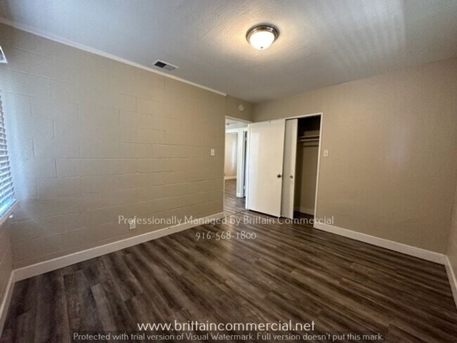 Building Photo - AVAILABLE NOW!! Charming, Spacious Single ...