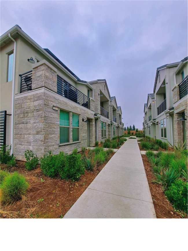 Building Photo - Fresno 3BR Pet-Friendly Townhouse with Community Amenities!