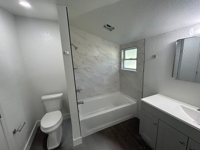 Building Photo - 413 E Kentucky Ave