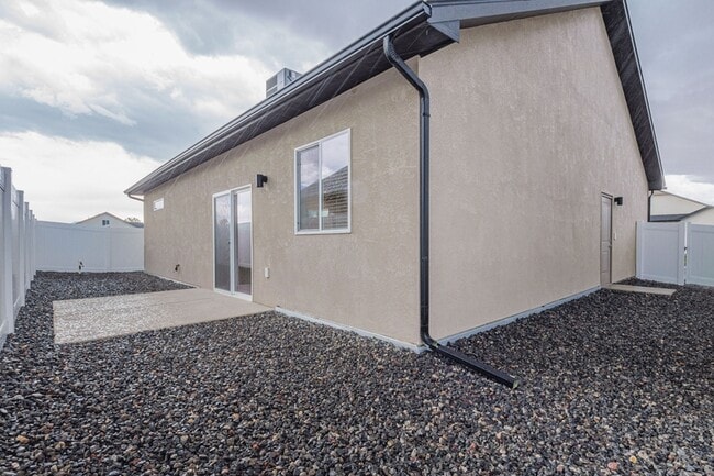 Building Photo - 2452 Hamilton Rd