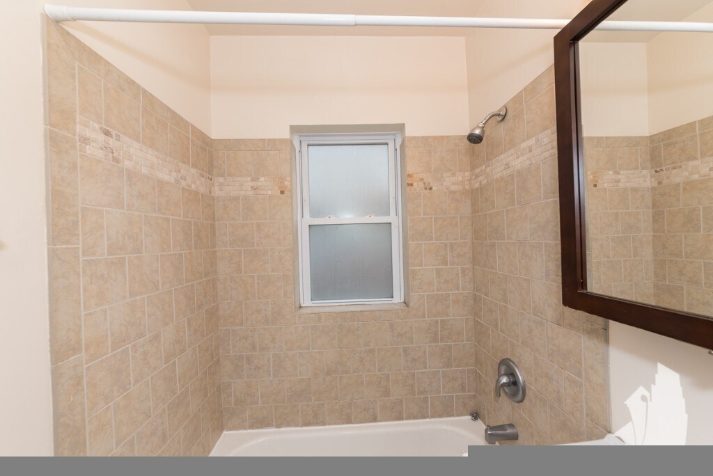 Building Photo - 2010 W Foster Ave