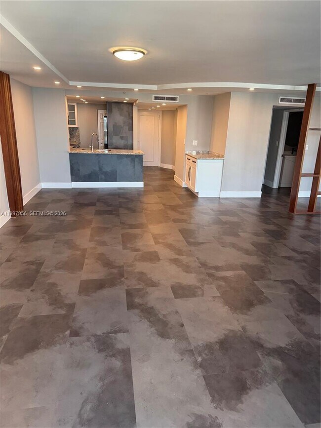 Building Photo - 1717 N Bayshore Dr