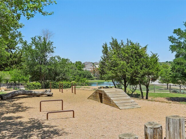 Building Photo - 600 Saturnia Dr