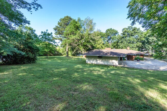 Building Photo - "Charming 3-Bedroom Oasis with 2 Full Baths – Spacious 2,295 Sq Ft Home in Charlotte's Heart!"