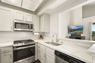 Building Photo - Beautiful Luxury 2 Bedroom Condo w/ Laundry Hookups, Private Patio, Secured Parking, Hardwood Flo...