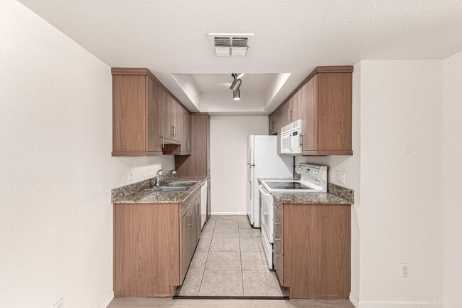 Building Photo - 7350 N Vía Paseo Del Sur