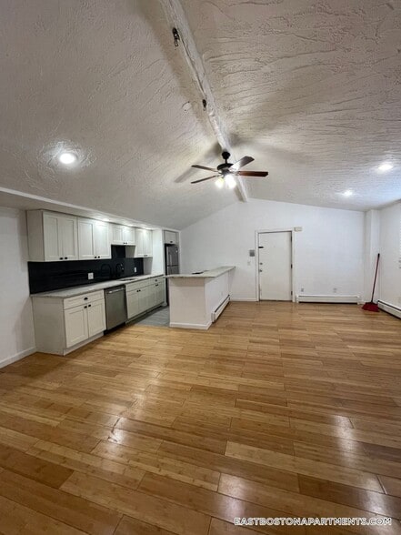 Building Photo - 241 Maverick St