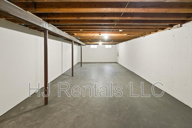 Building Photo - 650 Sherwood Dr