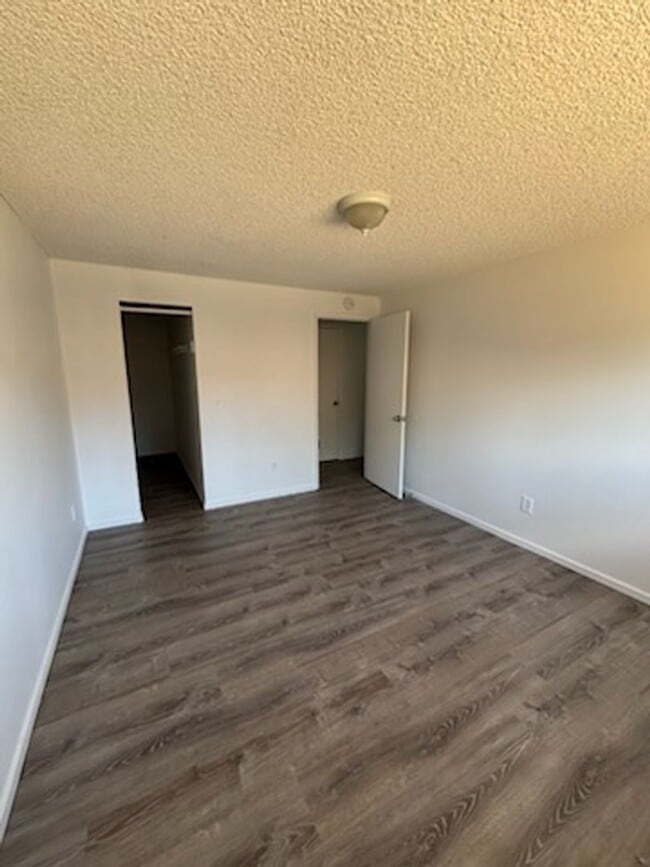 Building Photo - 3 bedroom 1 bath single level duplex