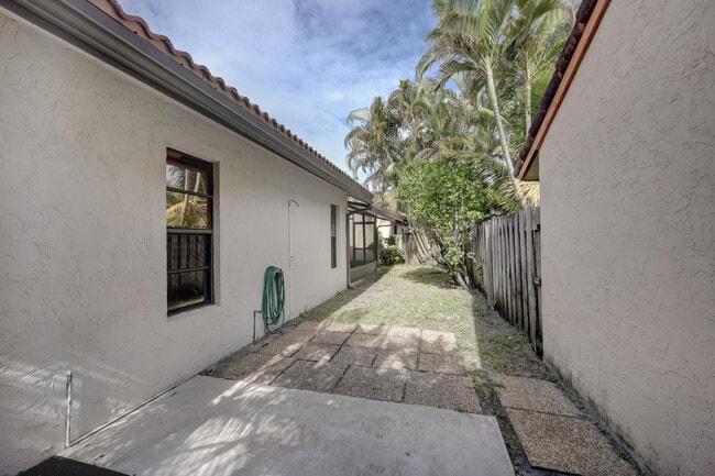 Building Photo - 1135 NW 22nd Ave