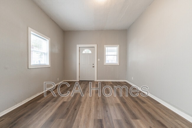 Building Photo - 2425 N Kenwood Ave