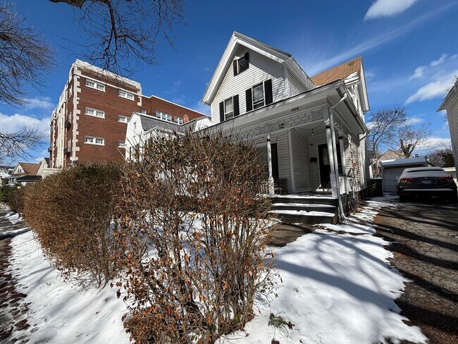 Building Photo - Single Family Home In The Park Ave Neighborhood!