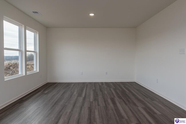 Building Photo - 557 Pinehurst Dr