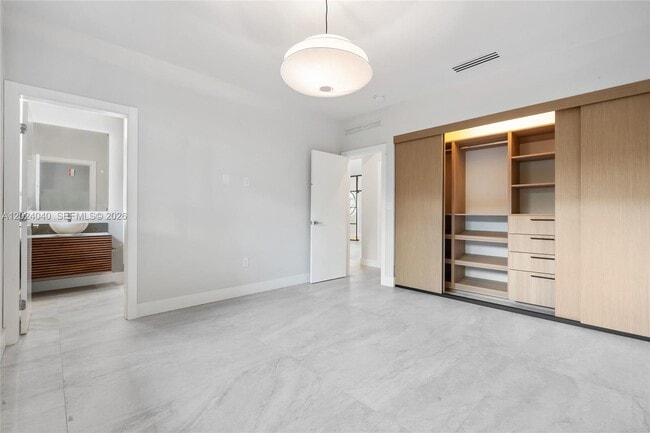 Building Photo - 550 S Shore Dr