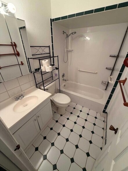 Building Photo - 1197 SW Heather St