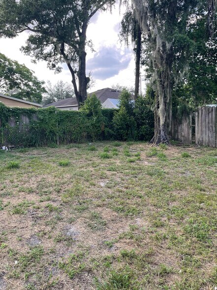 Building Photo - 8722 N Brooks St