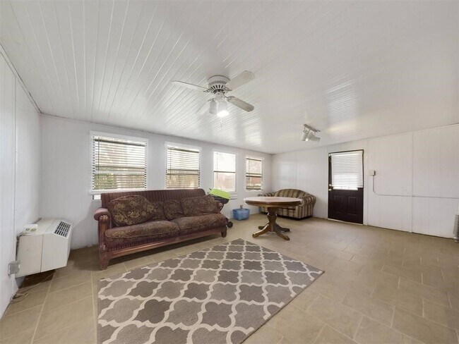 Building Photo - 12406 Sarti St