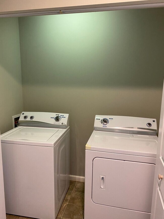 Building Photo - Spacious End Unit Condo