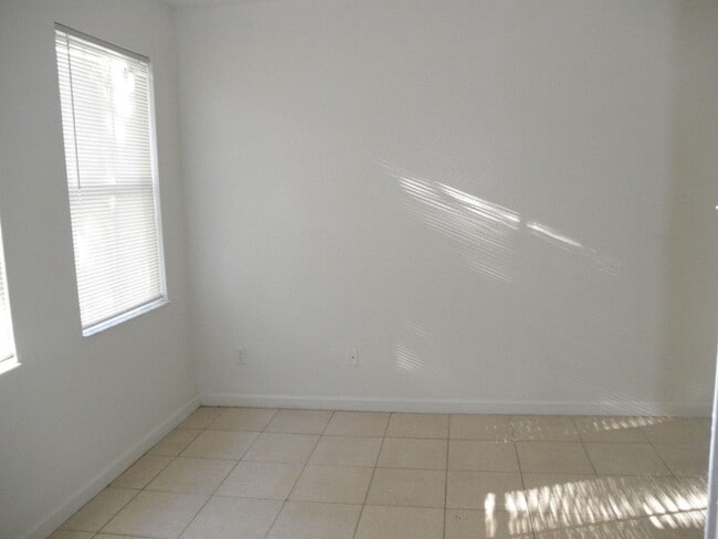 Building Photo - Shoma Townhomes