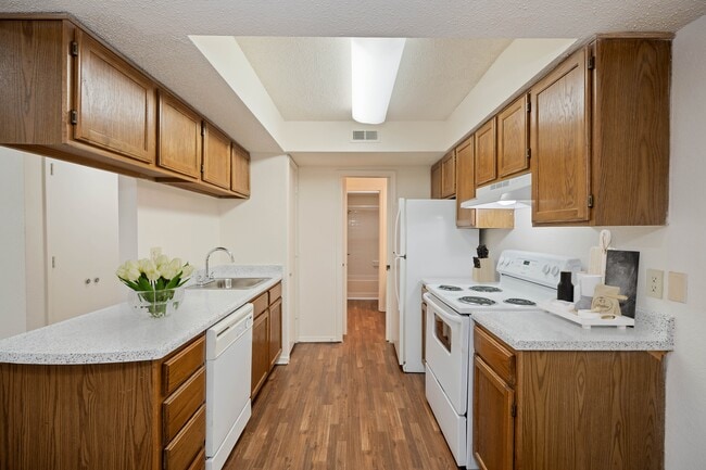 Building Photo - Waterford Place Apartments & Townhomes