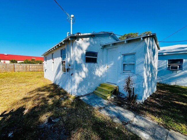 Building Photo - 1909 Windsor Ave