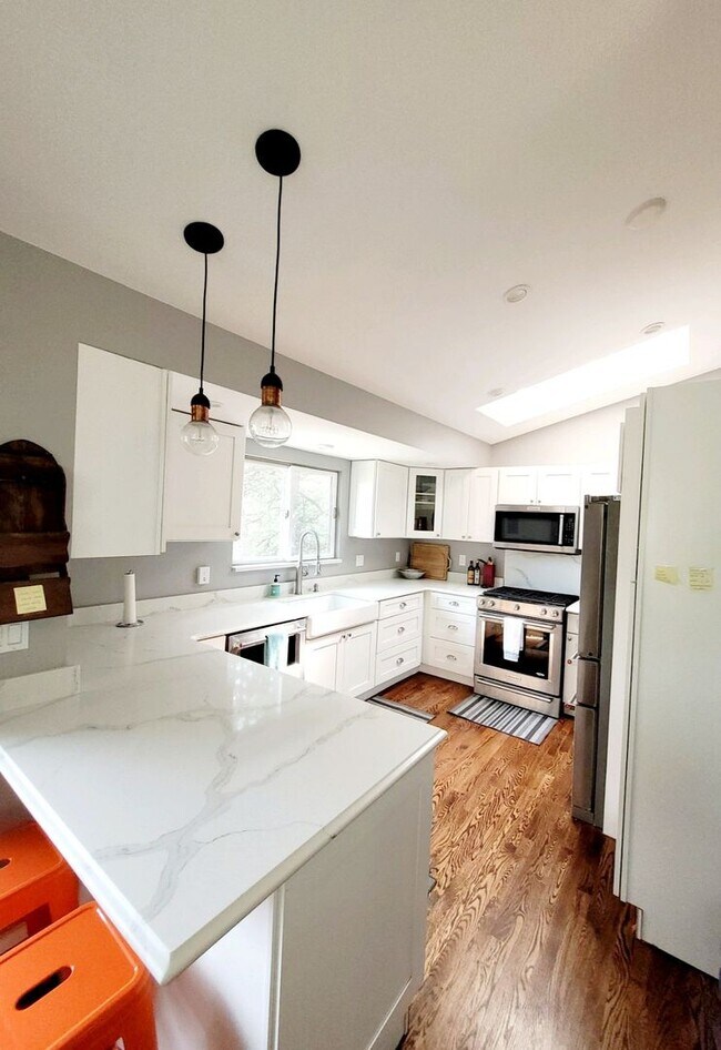 Building Photo - Executive Rental Fully Furnished PERFECT GETAWAY, MOUNTAIN RETREAT WITHIN TOWN!!