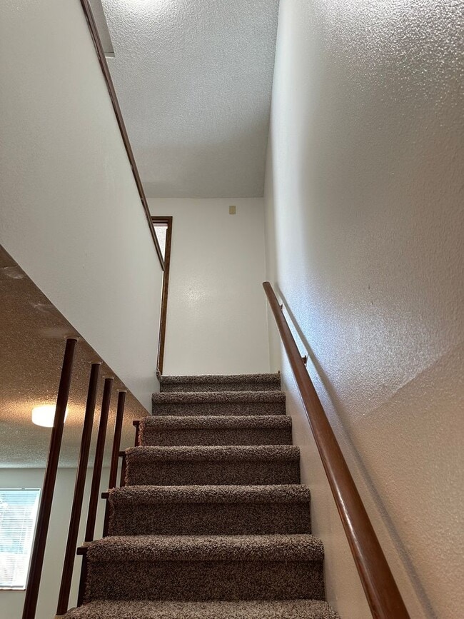 Building Photo - 2 bedroom 1.5 bathroom duplex in quiet Thu...