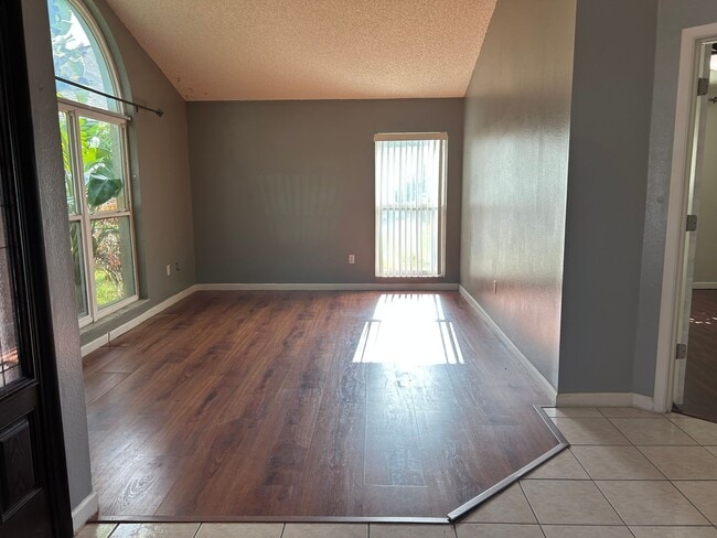 Building Photo - Waterfront Pool Home in Waterford Lakes