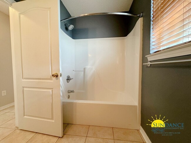 Building Photo - Cul-de-Sac Charm: Beautiful 4 Bedroom Home in Mary Esther Near Beaches and Bases!