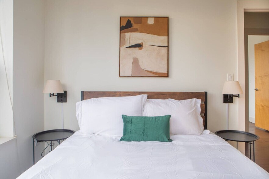 Building Photo - 1040 N Cass St