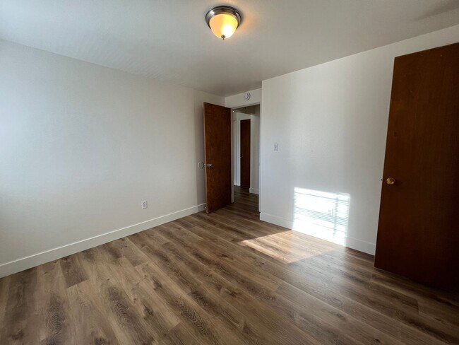 Building Photo - Robertson1005 (KC-JF)